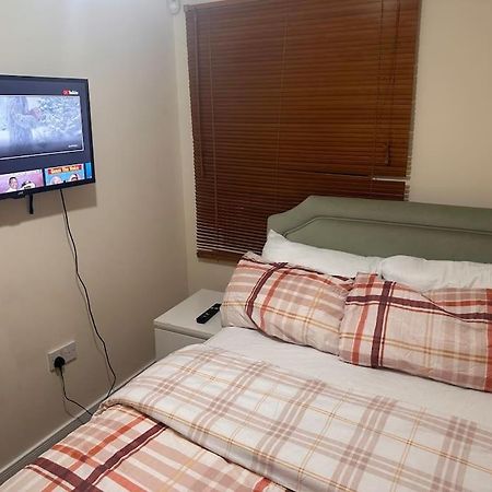 Justalf Facilities-Spacious 2-Bed Apartment In Thamesmead, Greenwich Londra Esterno foto