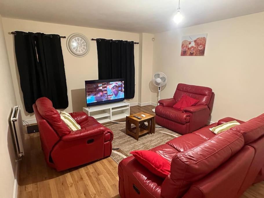 Justalf Facilities-Spacious 2-Bed Apartment In Thamesmead, Greenwich Londra Esterno foto